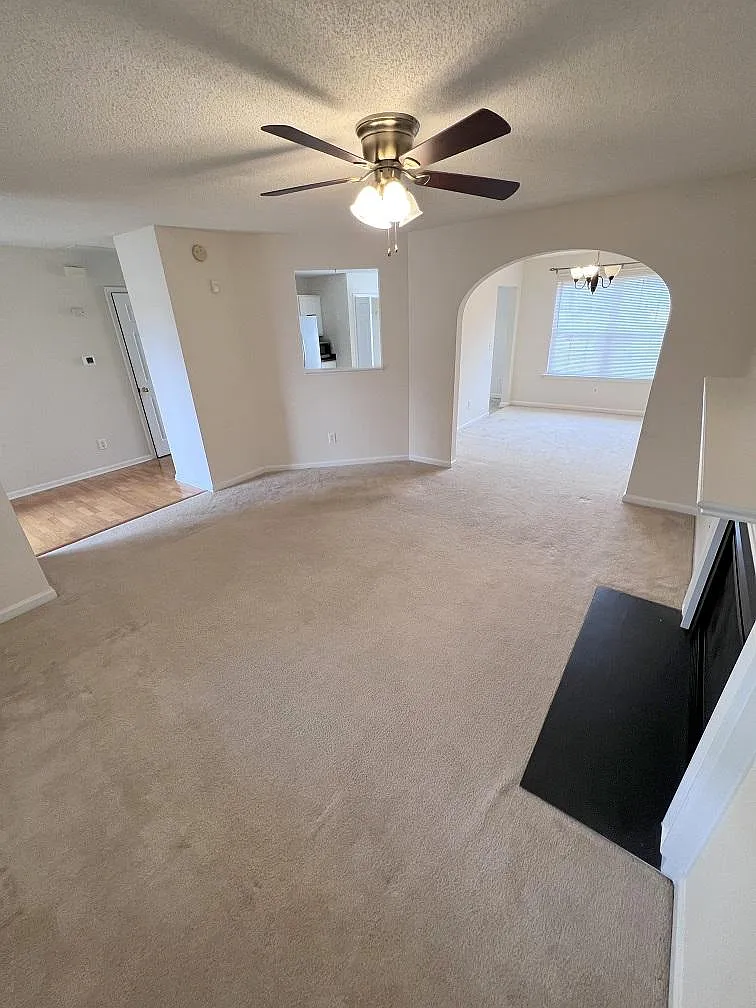 3 bed, 2.5 bath, $1,600 — Photo 2