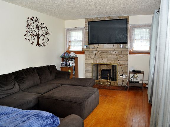 2nd image of 208 Woodland Dr