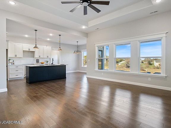 5th image of 702 Vine Dr