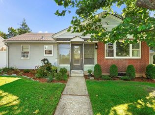8 Ruby Dr, Glen Cove, NY 11542