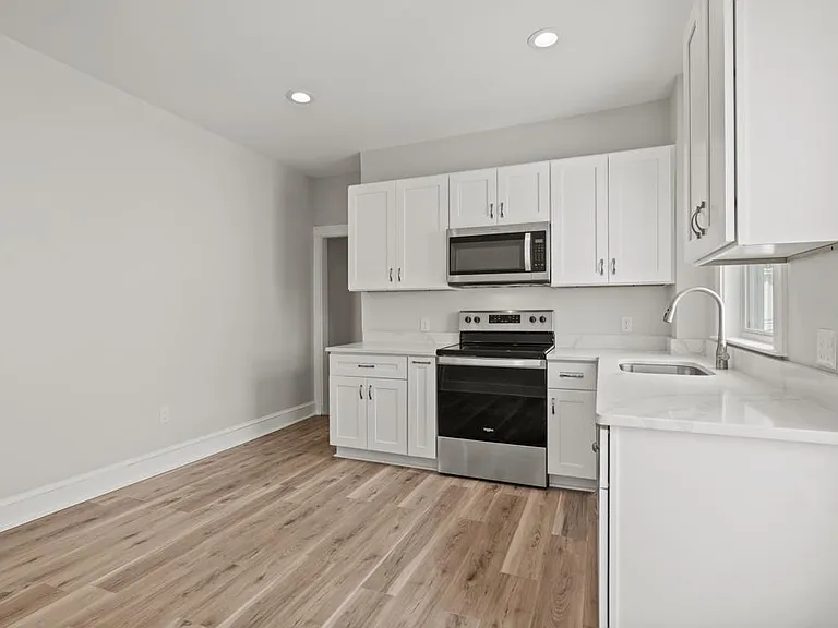 16 Leslie St #2 — Photo 5