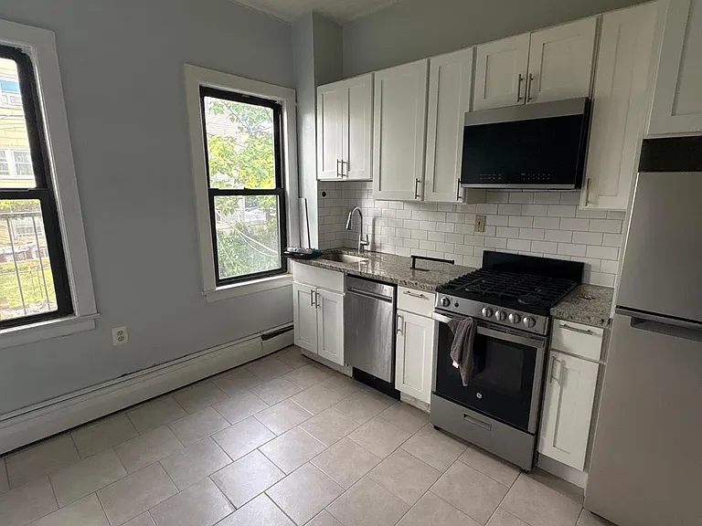 144 Bowers St #8 — Photo 1