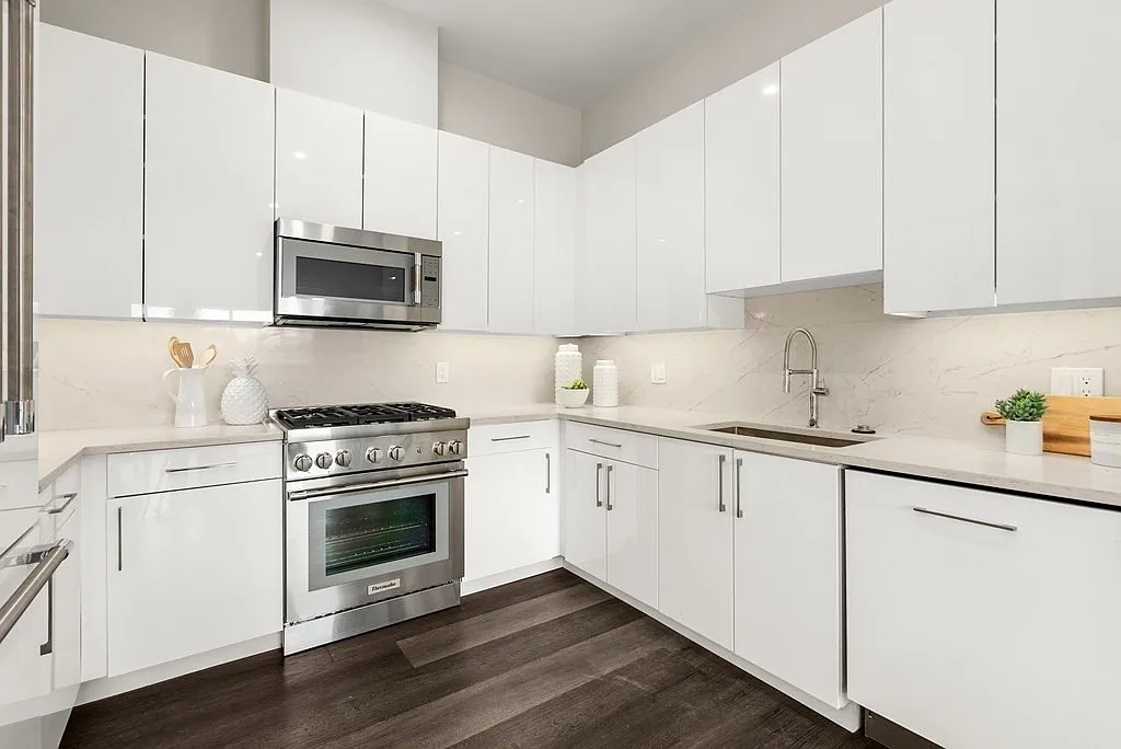 3 bed, 3.5 bath, 3449 sqft, $8,709 — Photo 2