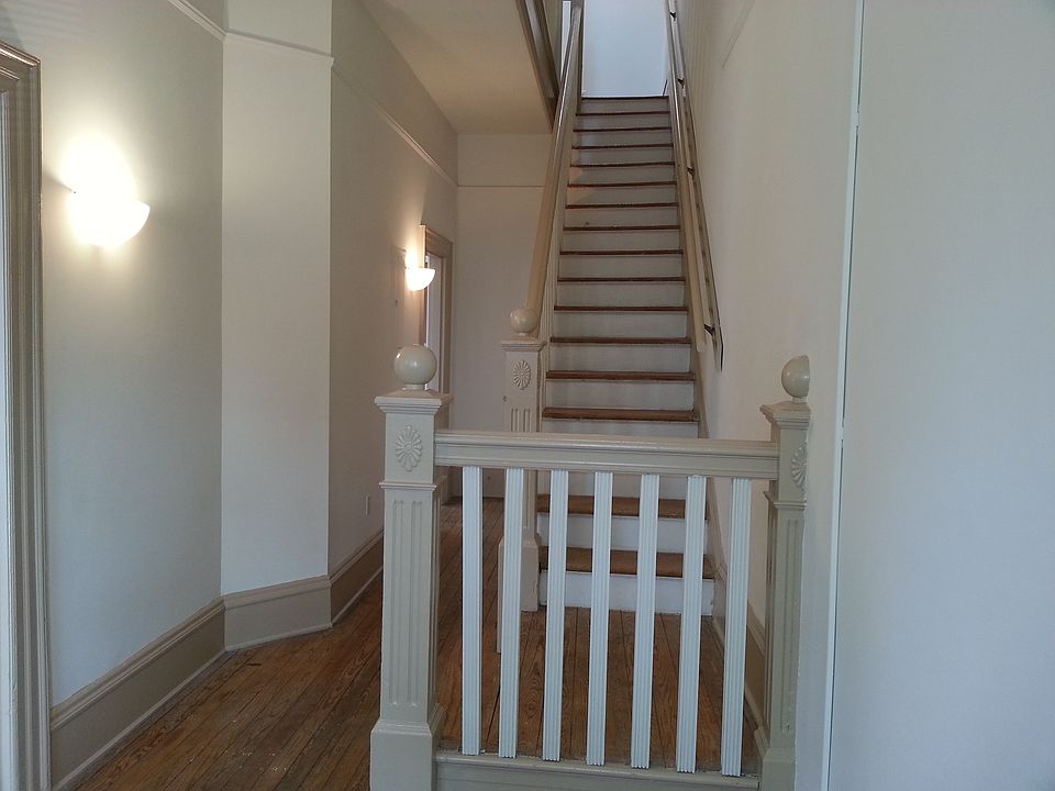Foyer/stairs