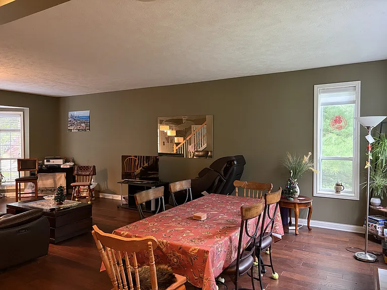 555 N Whitman Ct SE — Photo 4