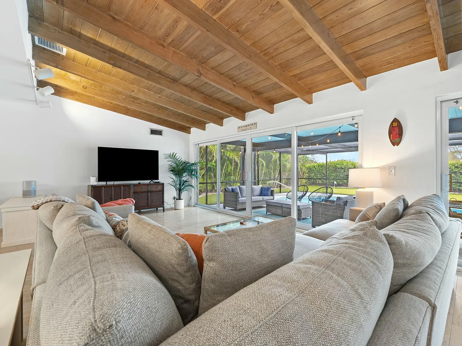 3 bed, 2.0 bath, 2425 sqft, $8,500 — Photo 3