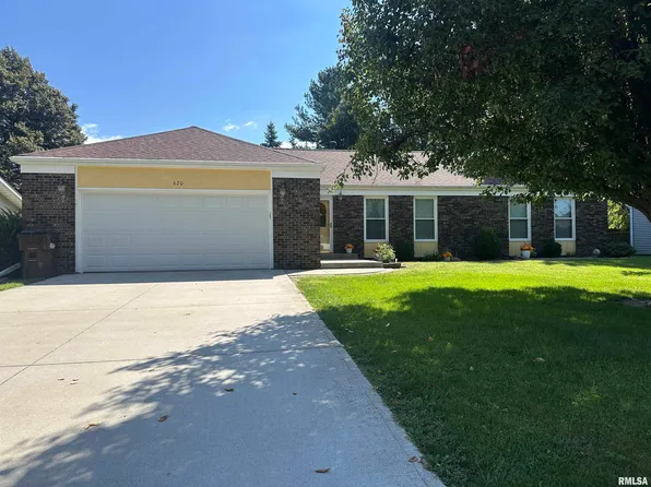 620 Black Hills Dr, Taylorville, IL 62568