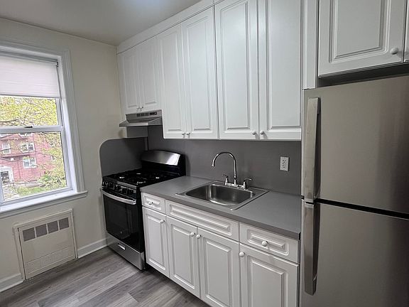 4th image of 2632 W 2nd St APT 3H