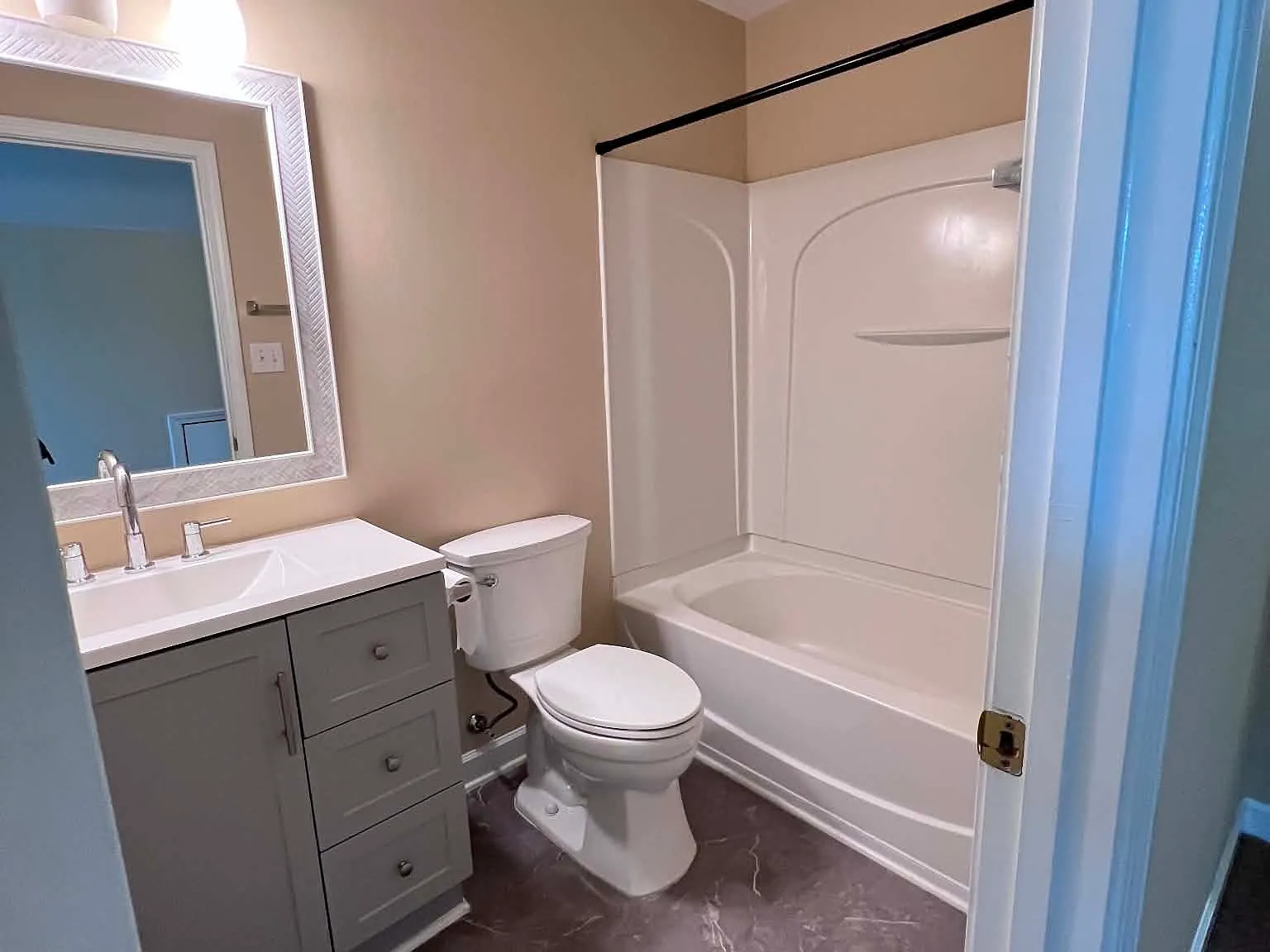 3 bed, 1199 sqft, $2,000 — Photo 2