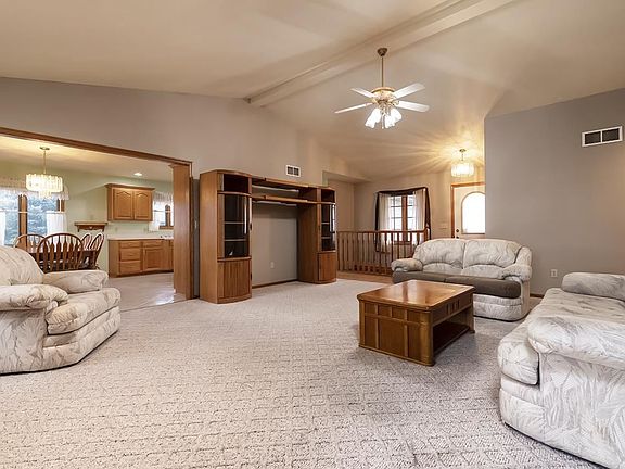 5th image of 823 Oakwood Ln