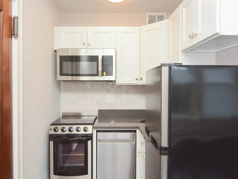 640 W Wrightwood Ave #103 — Photo 2