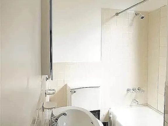 5th image of 502 Madison St