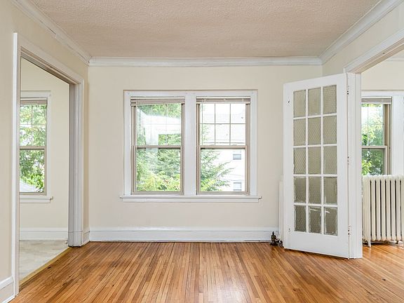 5th image of 1000 W Franklin Ave #300