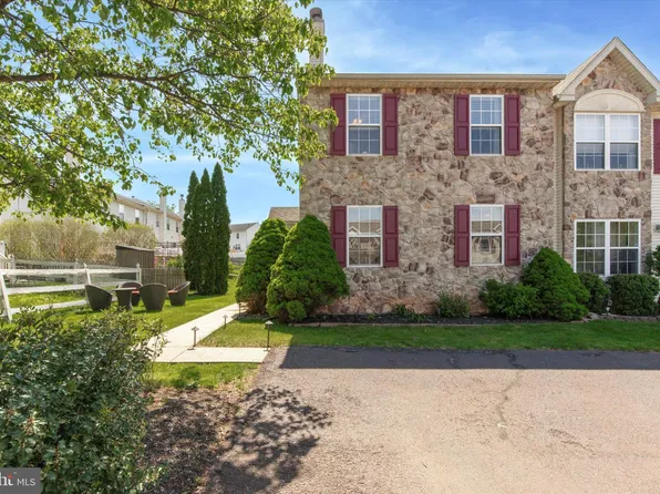 811 Dogwood Ln, Collegeville, PA 19426