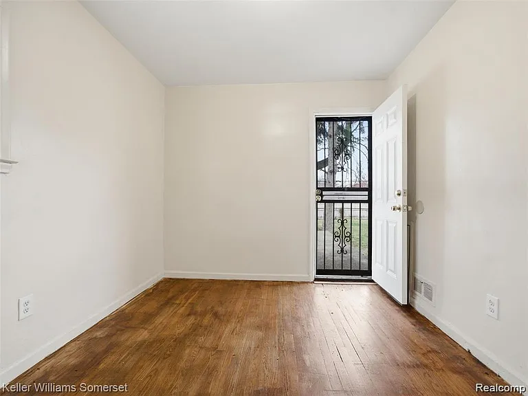20271 Grandville Ave — Photo 11