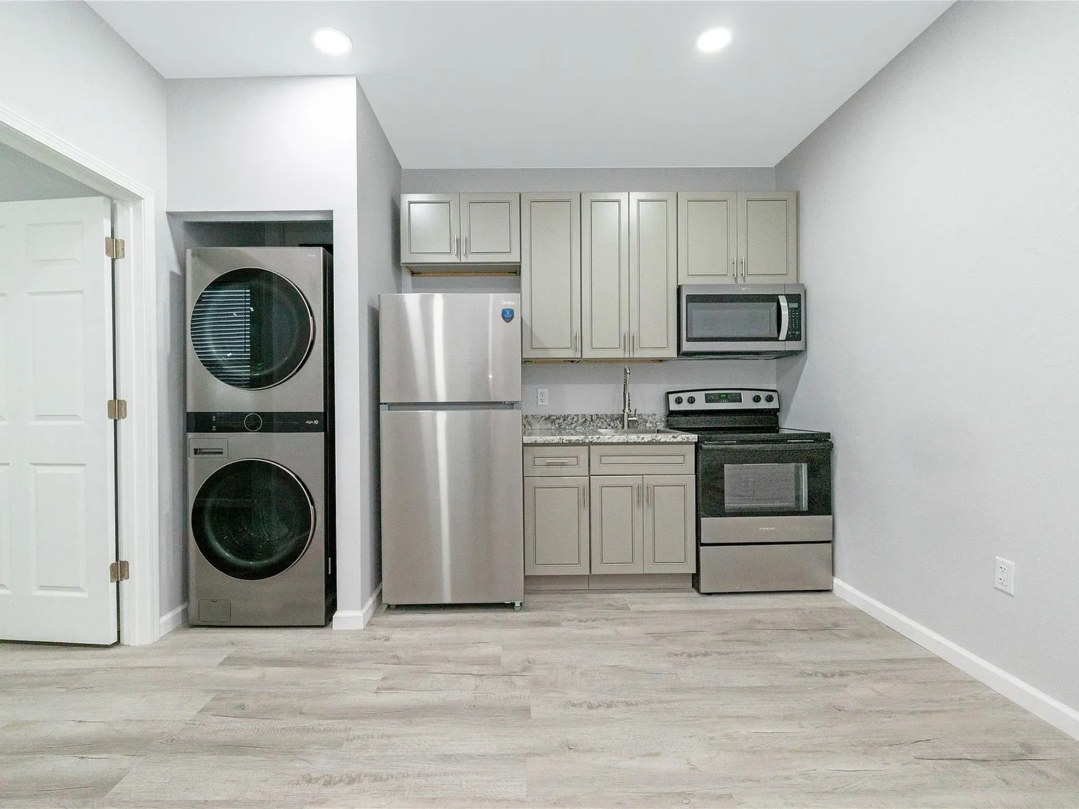 1 bed, 1.0 bath, 400 sqft, $1,050 — Photo 2