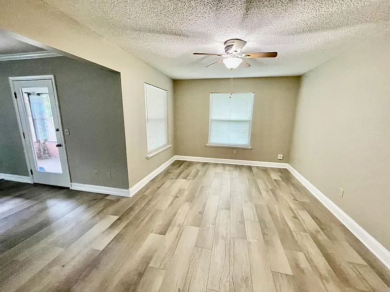 10439 Inverness Dr — Photo 11