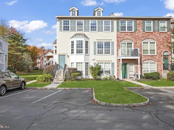 27 Versailles Ct, Hamilton, NJ 08619