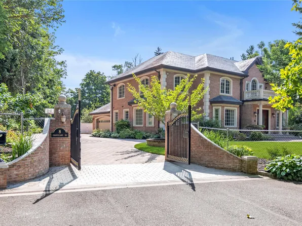 8 Chanticlare Drive, Manhasset, NY 11030