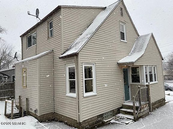 2nd image of 838 Arlington St NE