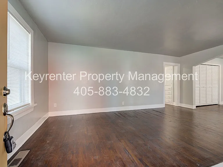 N Gatewood Ave Duplex — Photo 41