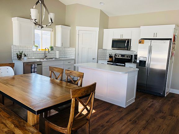 3rd image of 427 Jeanine Cir