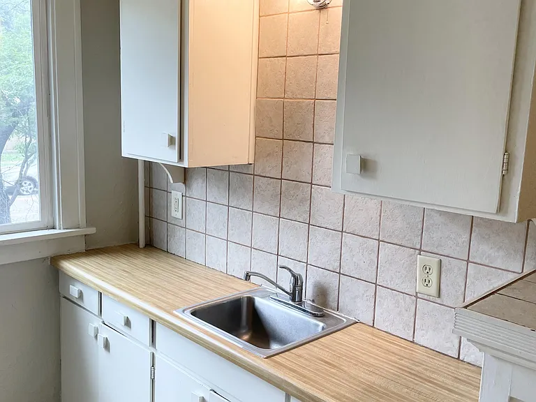 1576 Portland Apartments — Photo 6