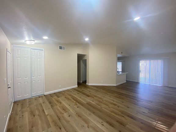3rd image of 669 Tipperary Dr