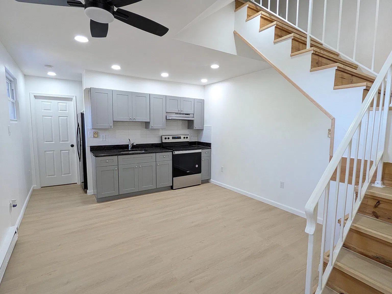 3 bed, 1400 sqft, $2,100 — Photo 3