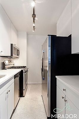 5th image of 245 E 44th St APT 2E