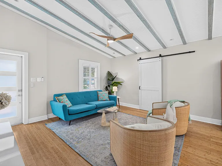 601 NE 14th Pl — Photo 2