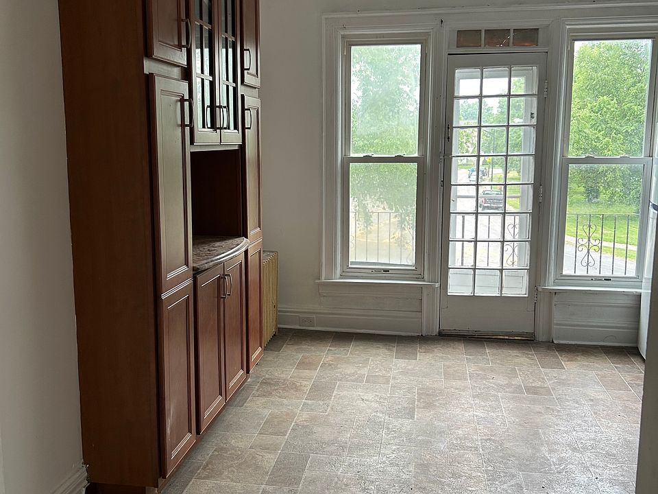 Kitchen with private balcony overlooking Colonial Circle.
