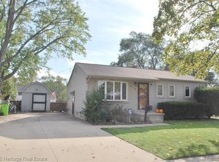 819 Southwood Dr, Fenton, MI 48430