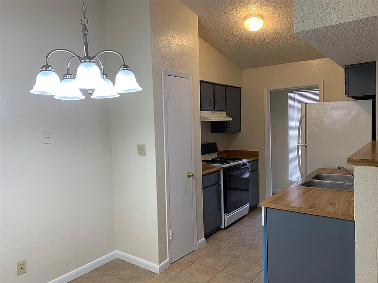 10447 Doc Holliday Trl #B — Photo 4