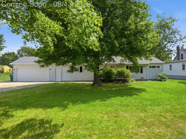 1105 Whiting St, Saint Clair, MI 48079