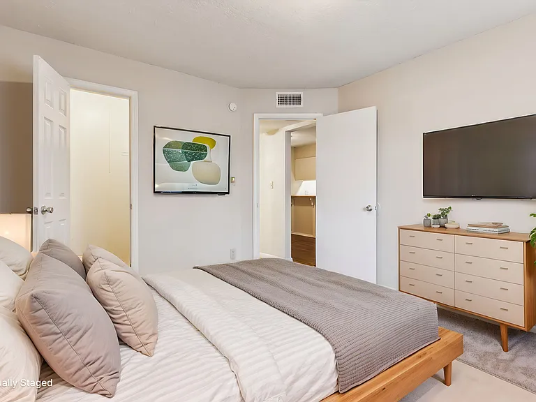 Royal Ridge Apartments — Photo 15