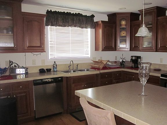 5th image of 169 Marshall Blvd