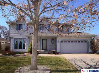 2005 Eagle Ridge Dr, Papillion, NE 68133