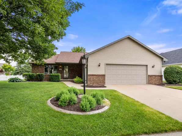 516 Appletree Ln, Little Chute, WI 54140