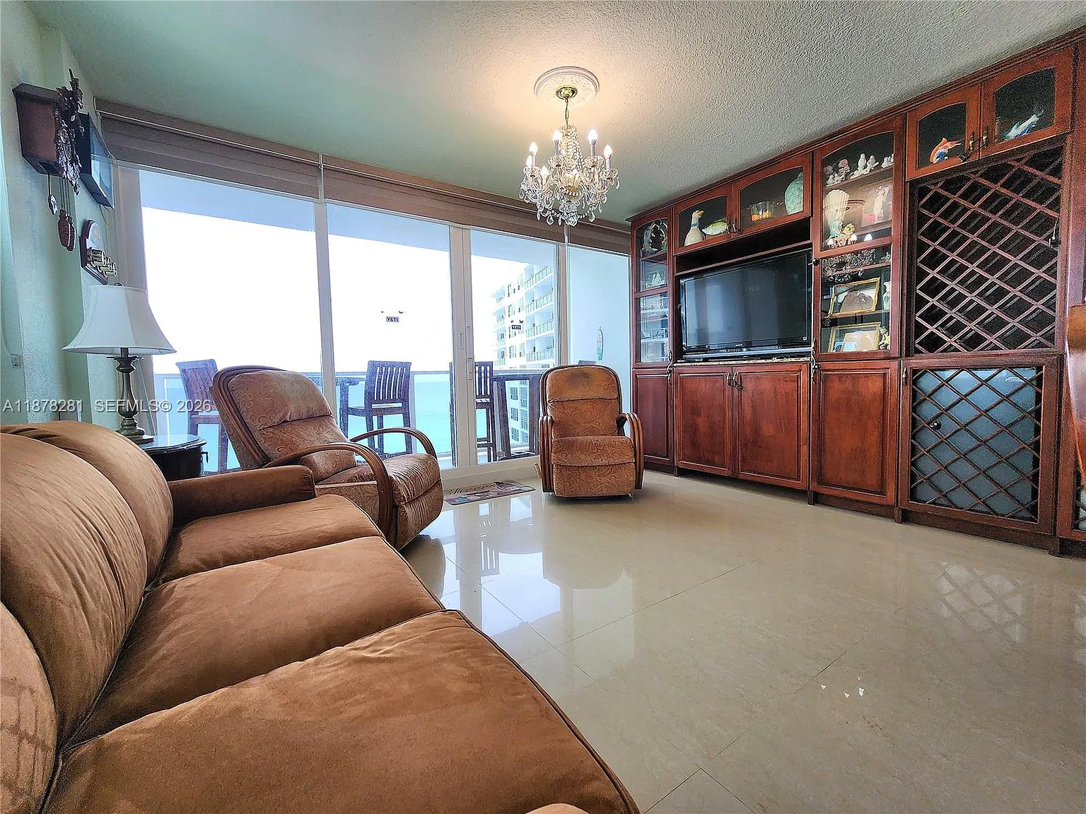 Alexander Towers Condo — Photo 4