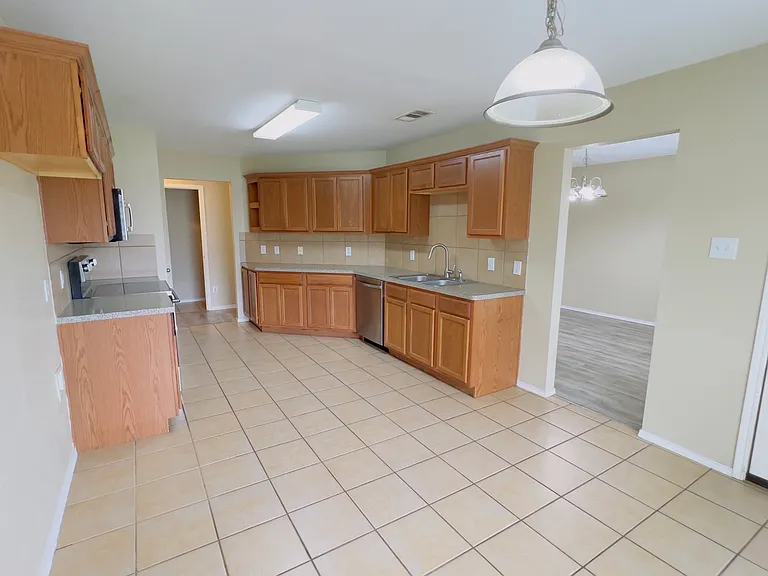 1210 Antoinette Dr — Photo 4