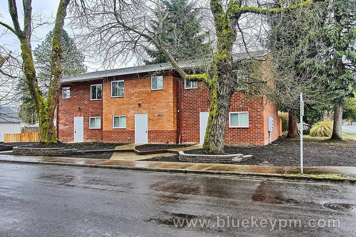 3 Bed, 1.5 Bath Townhouse in Vancouver — Photo 1