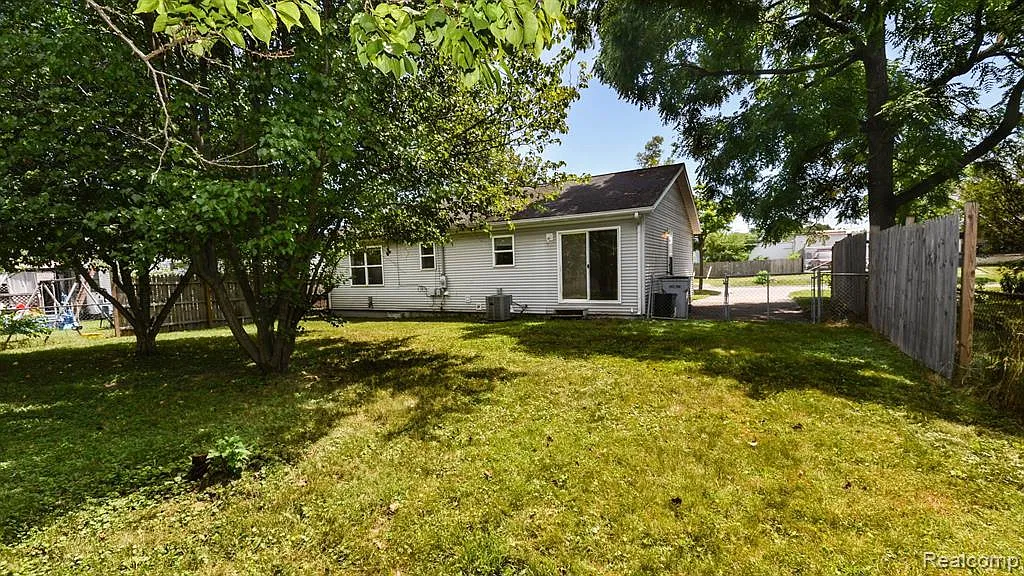 323 E Muir Ave — Photo 2