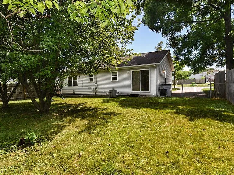 323 E Muir Ave — Photo 2
