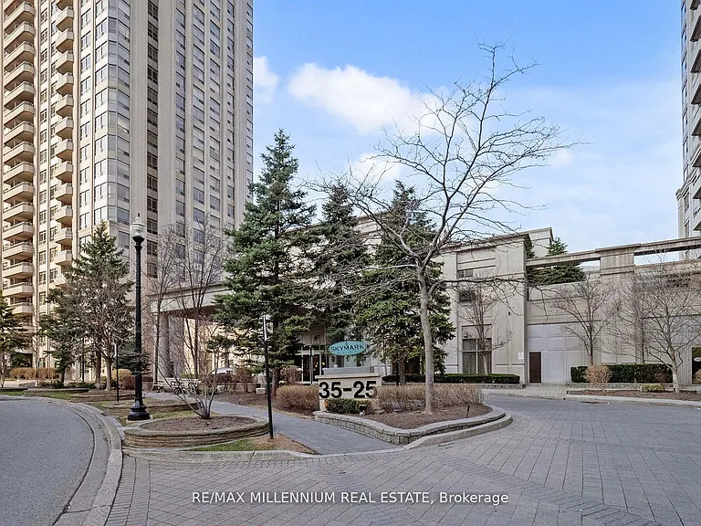 25 Kingsbridge Garden Cir #423 — Photo 5
