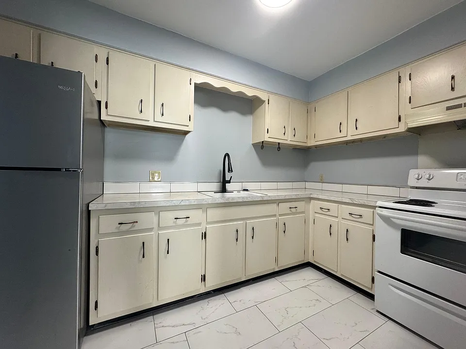 560 Main St #2D
