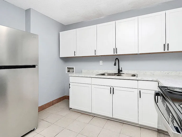 Thompson Place Apartments — Photo 10