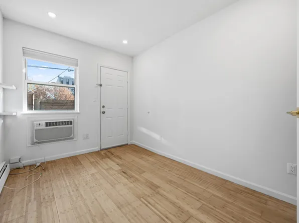 20 Starr Street image 11 of 27