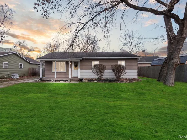 425 Sherwood Ct, Holly, MI 48442