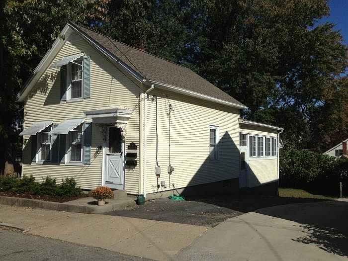 Walking distance to Main Street and the waterfront!